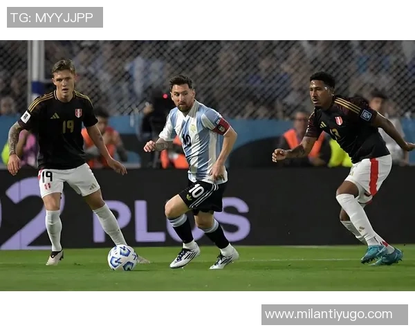 梅西在补时阶段单刀突袭被迅速回追的防守球员成功破坏 梅西在补时阶段单刀突袭被迅速回追的防守球员成功破坏