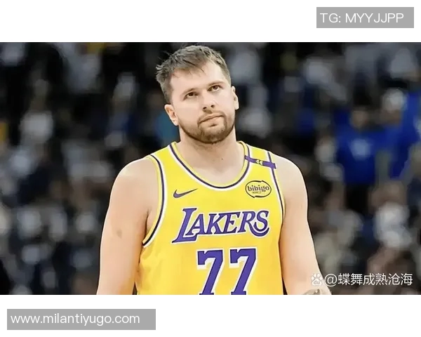 东契奇上半场狂砍32分詹姆斯无奈在替补席打哈欠观战 东契奇上半场狂砍32分詹姆斯无奈在替补席打哈欠观战